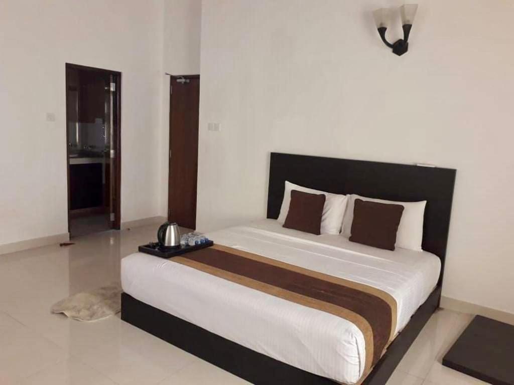 Aradhana Airport Transit Hotel Katunayaka Dış mekan fotoğraf