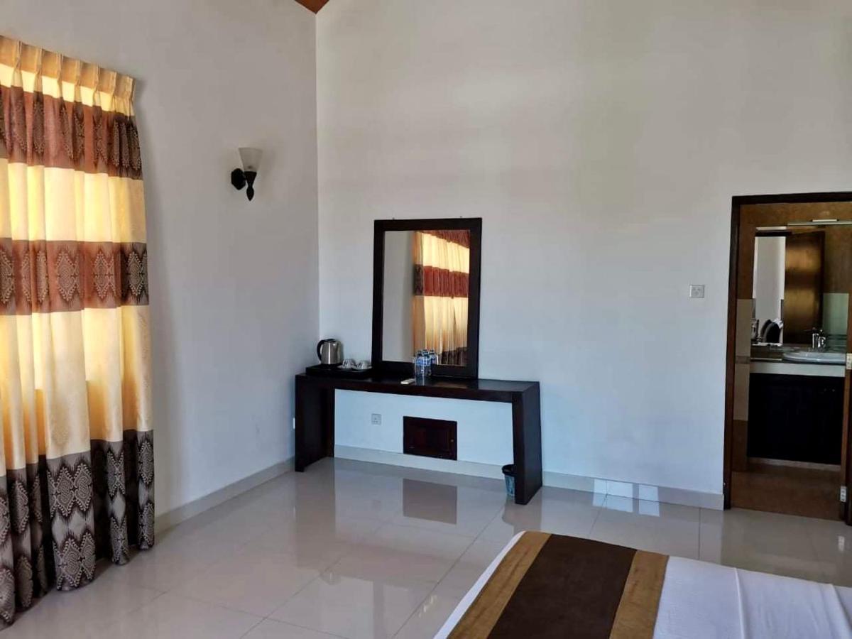 Aradhana Airport Transit Hotel Katunayaka Dış mekan fotoğraf