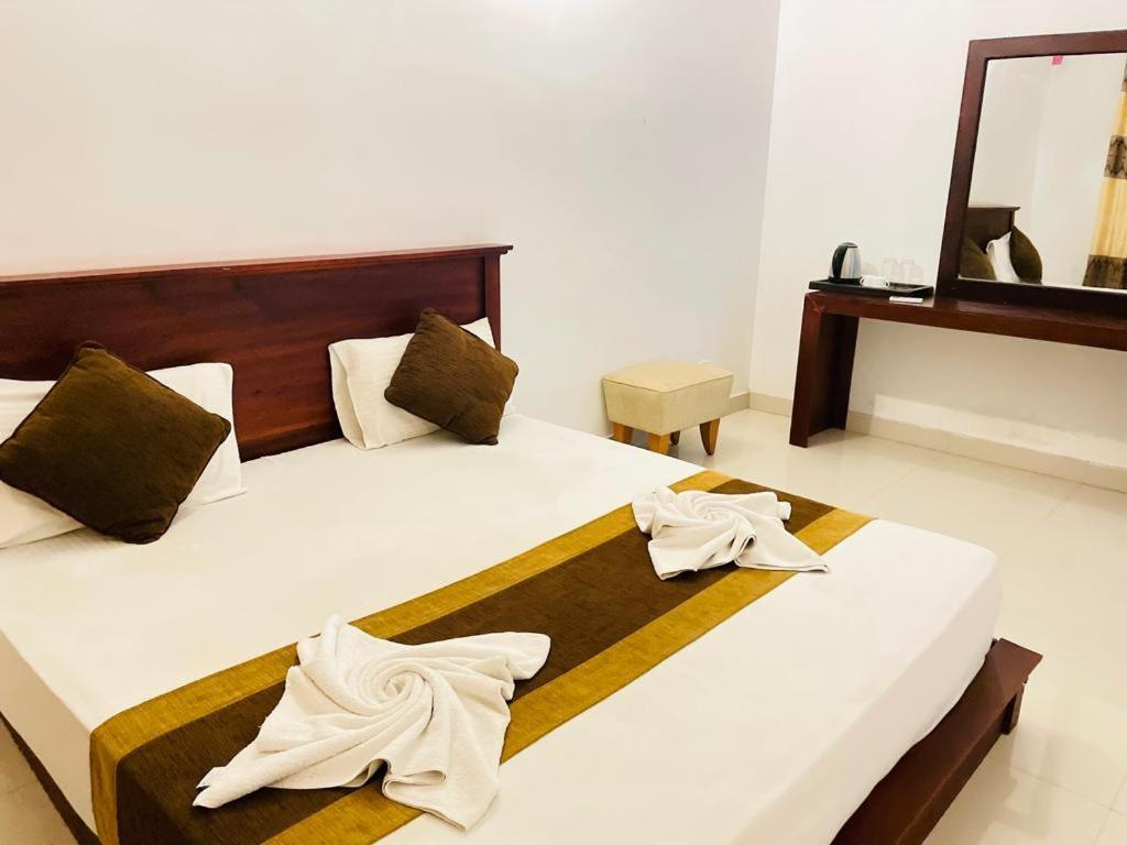 Aradhana Airport Transit Hotel Katunayaka Dış mekan fotoğraf