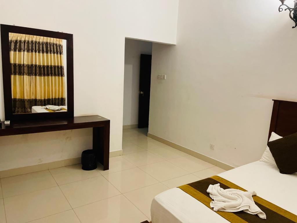 Aradhana Airport Transit Hotel Katunayaka Dış mekan fotoğraf