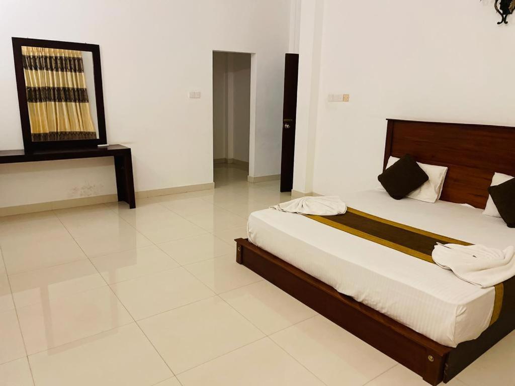 Aradhana Airport Transit Hotel Katunayaka Dış mekan fotoğraf