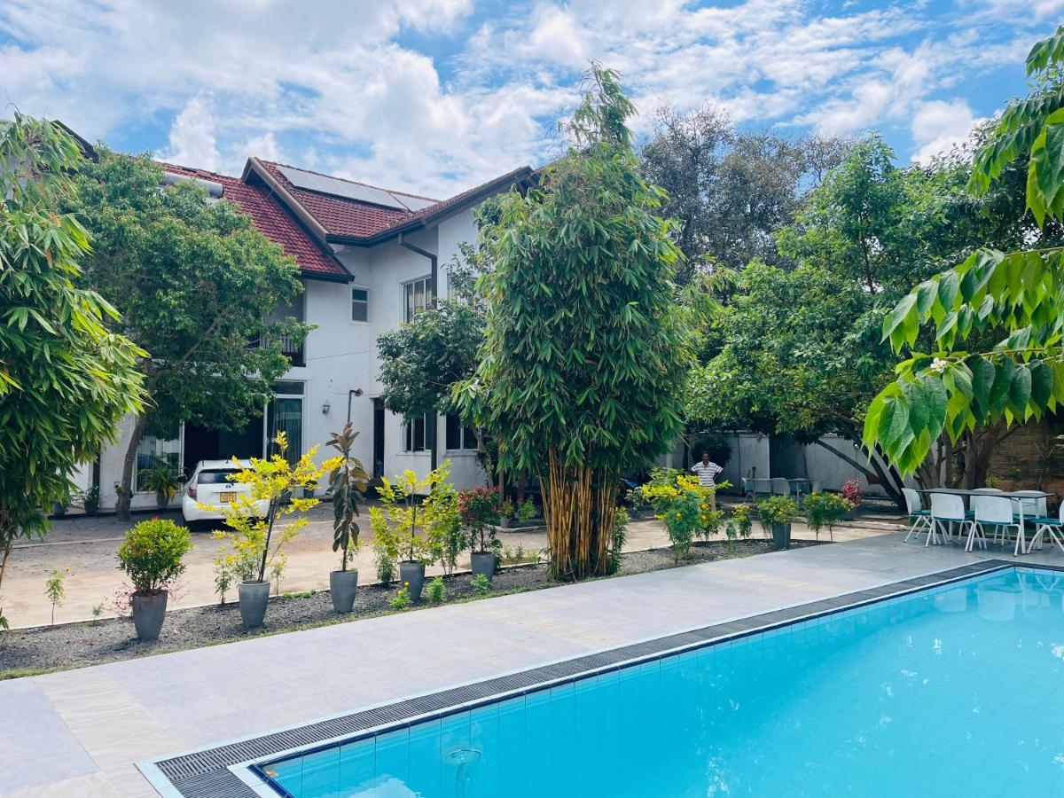 Aradhana Airport Transit Hotel Katunayaka Dış mekan fotoğraf